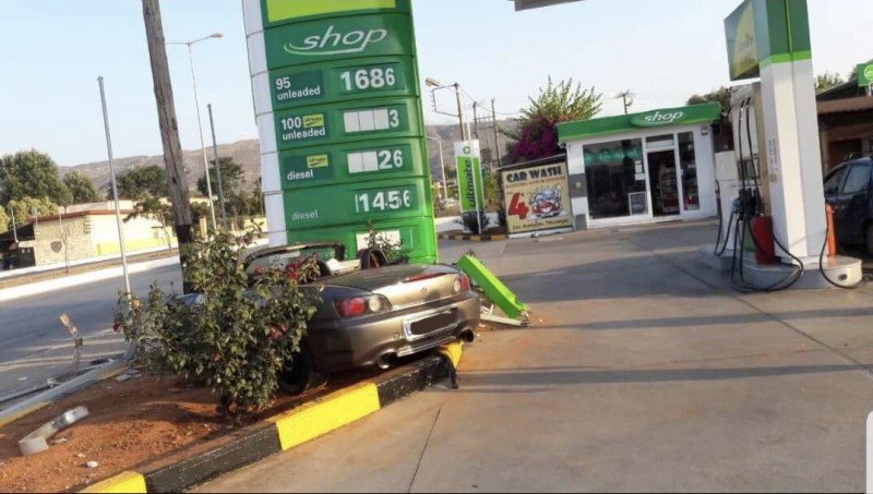 Το κάμπριο αυτοκίνητο προσέκρουσε στην πινακίδα του βενζινάδικου