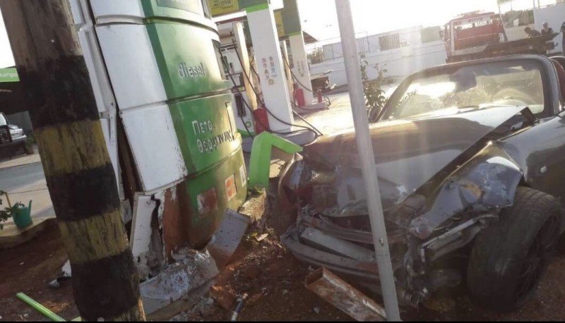 Ευτυχώς από το ατύχημα προκλήθηκαν μόνο υλικές ζημιές